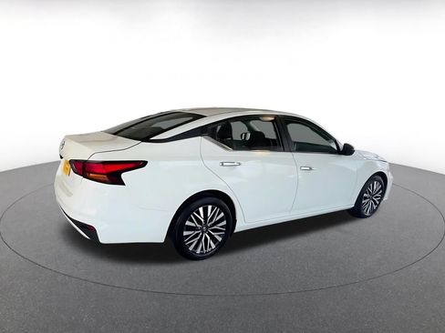 Used 2025 Nissan Altima 2.5 SV FWD image 13