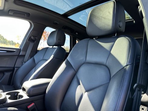 Used 2025 Porsche Macan image 15
