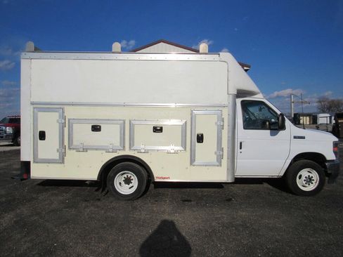 Used 2023 Ford E-350 and Econoline 350 Super Duty w/ Power Windows & Locks Group image 2