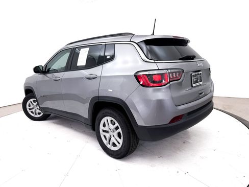 Used 2019 Jeep Compass Sport w/ Tech Group FWD image 2