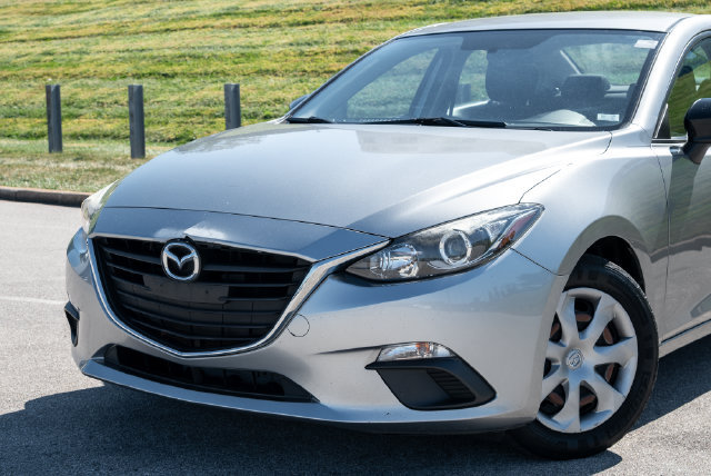 Used 2015 MAZDA MAZDA3 i SV FWD image 2
