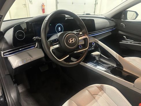 Used 2025 Hyundai Elantra Limited FWD image 17