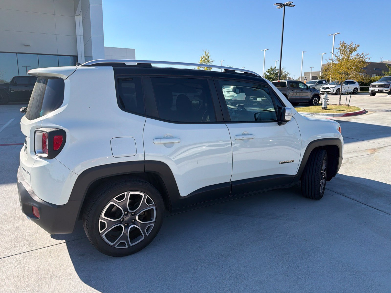 Used 2017 Jeep Renegade Limited FWD image 2