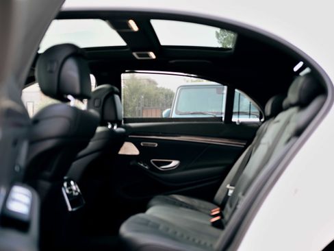 Used 2019 Mercedes-Benz S 560 Sedan w/ AMG Line Exterior image 16