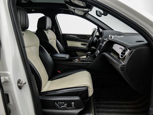Used 2019 Bentley Bentayga image 47