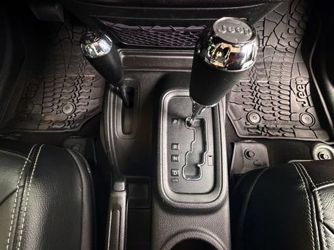 Used 2018 Jeep Wrangler Unlimited Sahara w/ Connectivity Group AWD/4WD image 27