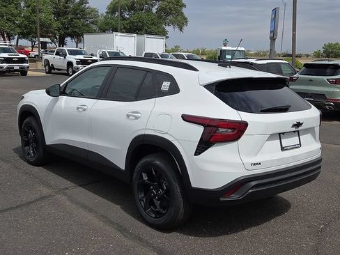 New 2026 Chevrolet Trax LT w/ Midnight Edition FWD image 3