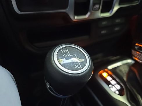 Used 2018 Jeep Wrangler Unlimited Sahara AWD/4WD image 15