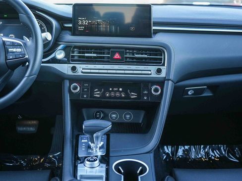 Used 2025 Genesis G70 2.5T image 13