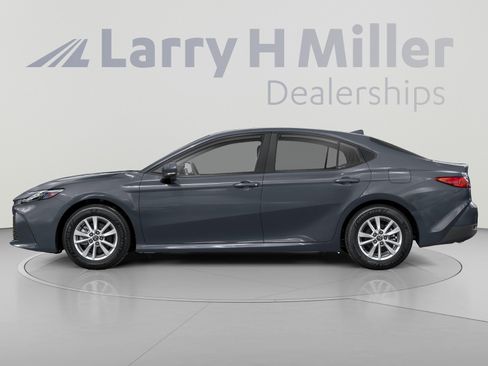 Used 2025 Toyota Camry SE FWD image 3