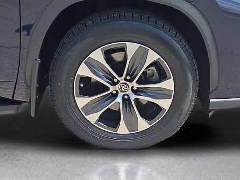 Used 2023 Toyota Highlander XLE FWD image 9