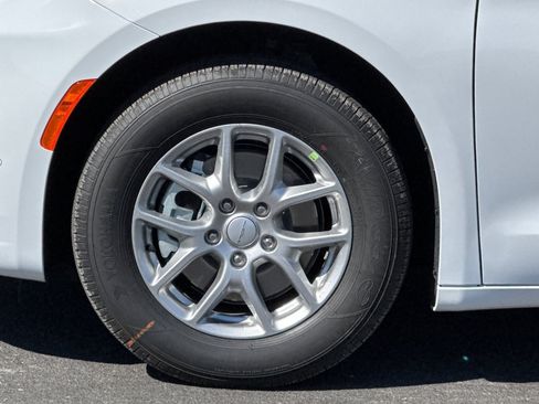 New 2027 Chrysler Pacifica Select FWD image 23