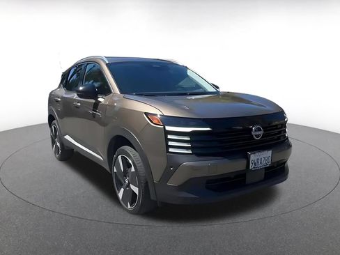 Used 2026 Nissan Kicks SR FWD image 3
