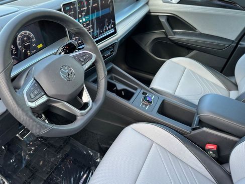 New 2026 Volkswagen Tiguan SE R-Line image 9