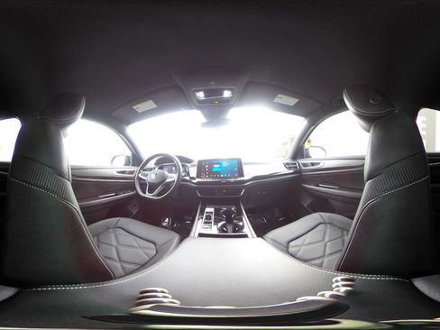 Used 2025 Volkswagen Atlas Cross Sport SE image 38