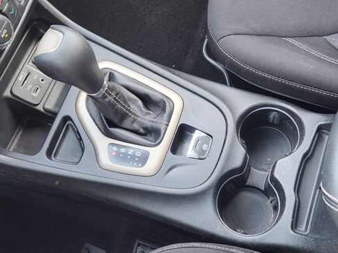 Used 2015 Jeep Cherokee Latitude w/ Comfort/Convenience Group image 20