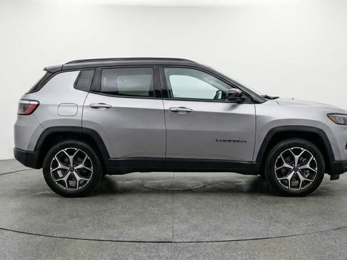 Used 2025 Jeep Compass Limited image 11
