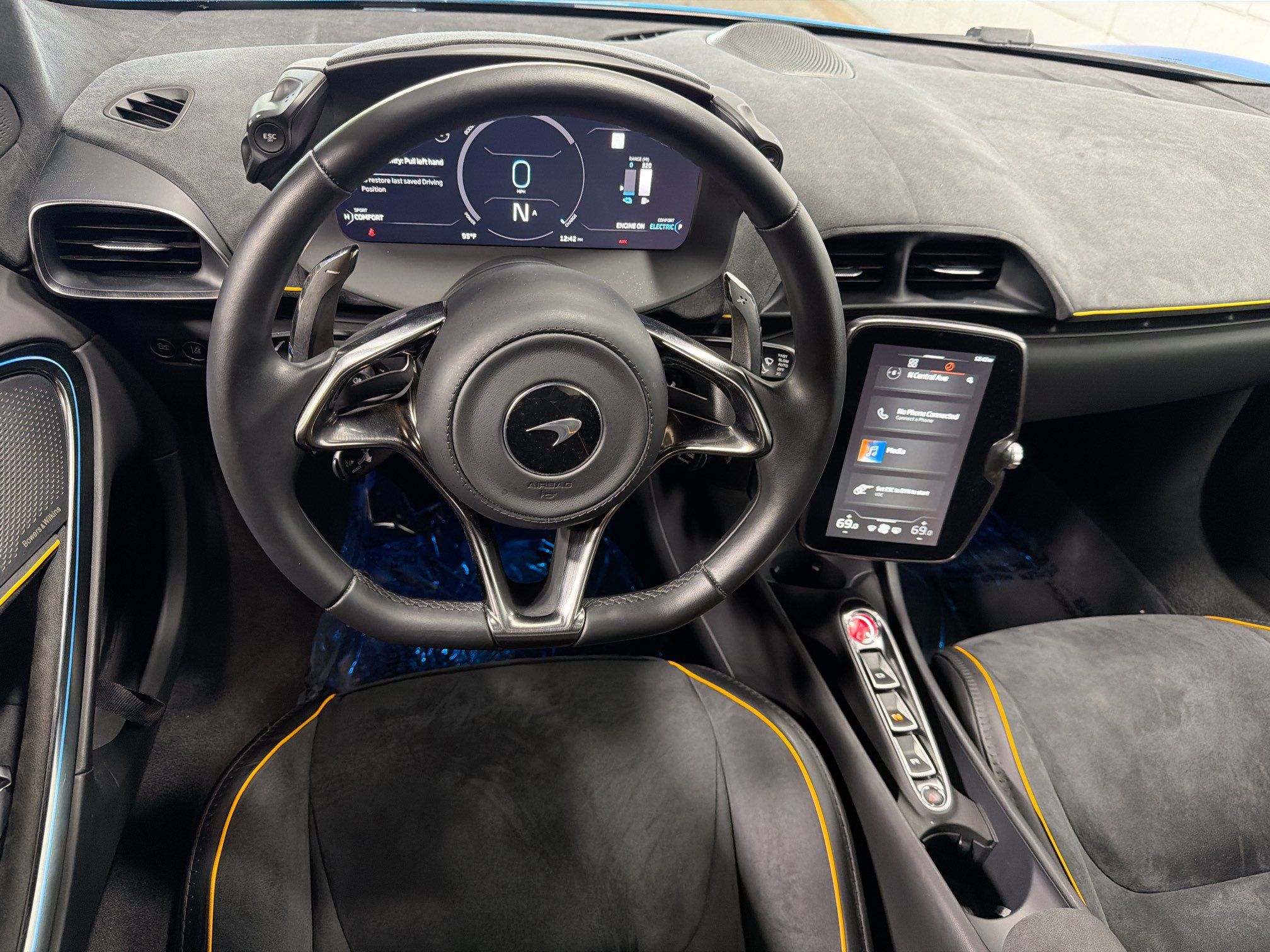 Used 2023 McLaren Artura RWD image 16