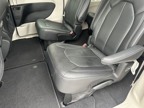 Used 2022 Chrysler Pacifica Touring-L image 16