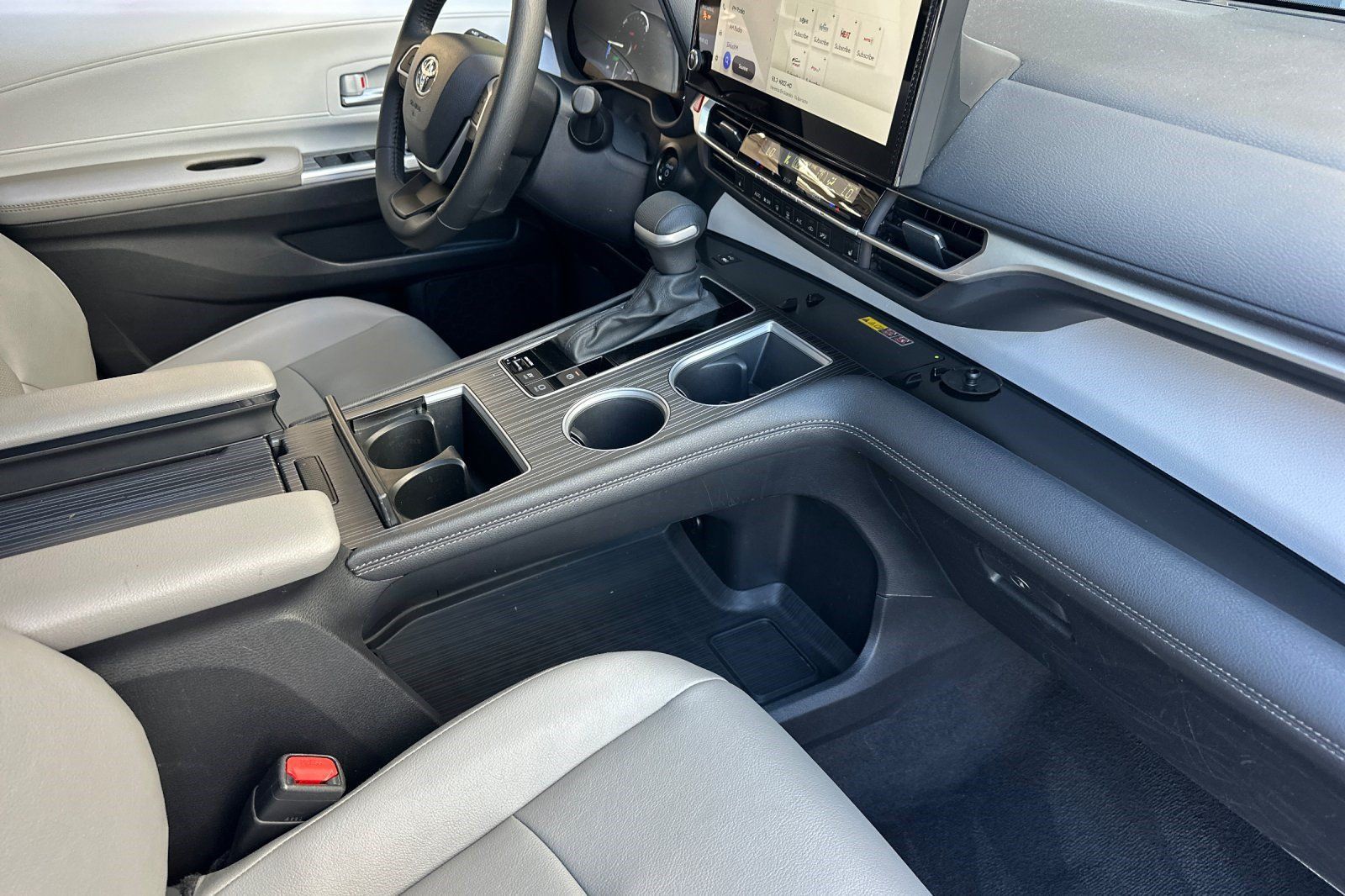 Used 2026 Toyota Sienna XLE FWD image 33