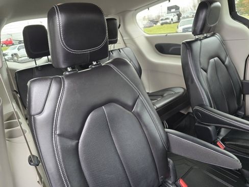 Used 2024 Chrysler Pacifica Touring-L w/ Uconnect Theater Family Group image 19