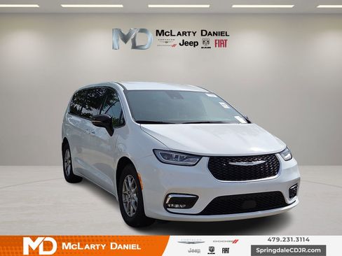 Used 2025 Chrysler Pacifica Select FWD image 1