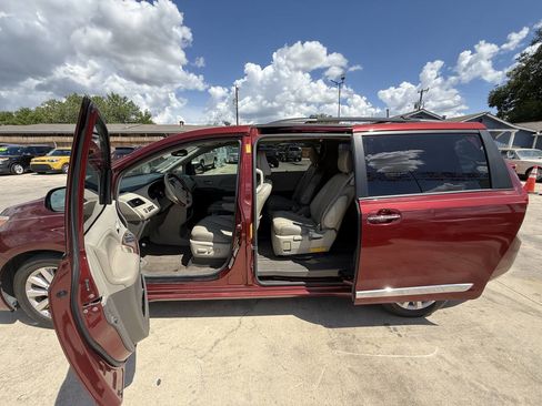 Used 2014 Toyota Sienna Limited w/ Limited Premium Package FWD image 1