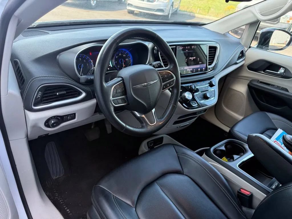 Used 2024 Chrysler Pacifica Touring-L FWD image 12