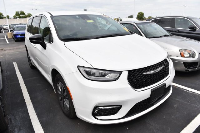 Used 2024 Chrysler Pacifica Limited FWD image 3