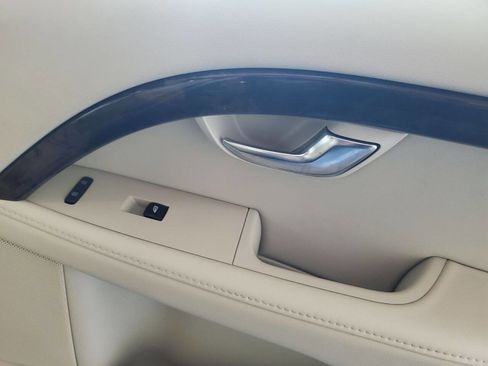 Used 2016 Volvo XC70 T5 Platinum w/ Climate Package image 16