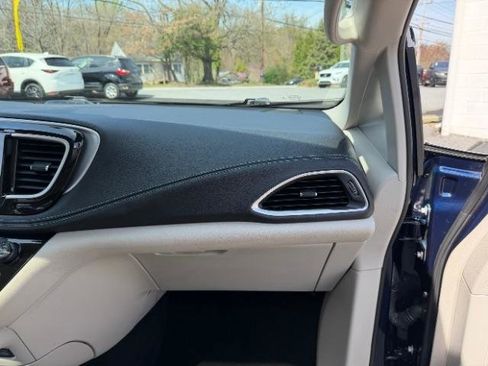 Used 2018 Chrysler Pacifica Limited image 39