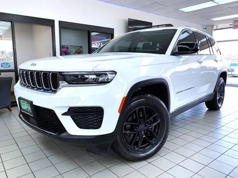 Used 2023 Jeep Grand Cherokee Laredo w/ Luxury Tech Group I AWD/4WD image 2