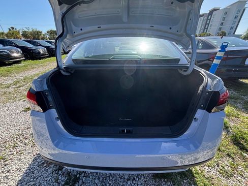 Used 2025 Nissan Versa SV FWD image 31
