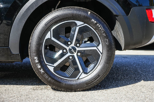 Certified 2025 Kia Niro EX FWD image 11
