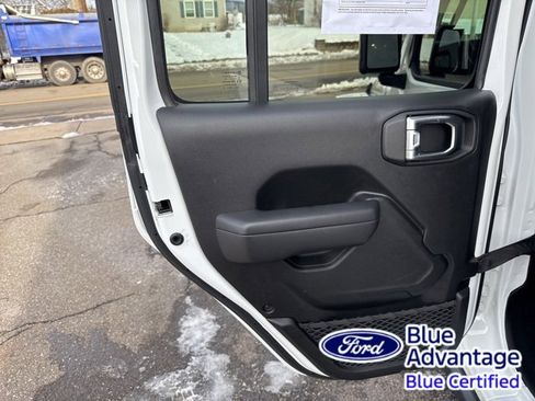 Used 2022 Jeep Wrangler Unlimited Rubicon w/ Cold Weather Group image 39