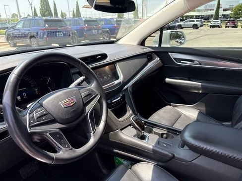 Used 2017 Cadillac XT5 Luxury w/ Driver Awareness Package FWD image 4