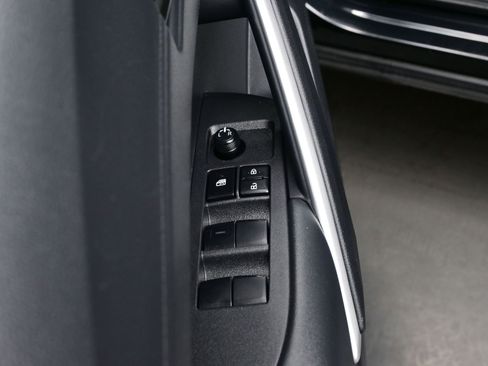 Used 2025 Toyota Corolla Cross AWD Hybrid w/ Moonroof Package image 11