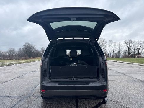 Used 2023 Land Rover Discovery S R-Dynamic image 8
