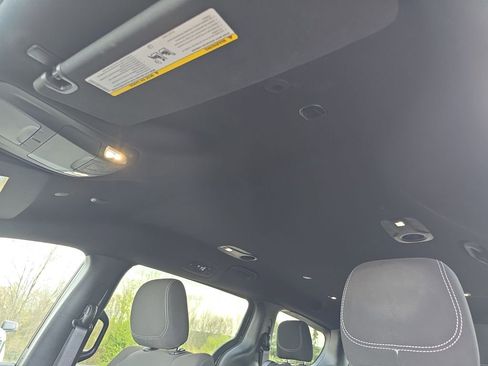 Used 2024 Chrysler Pacifica Touring FWD image 32
