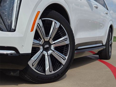 Certified 2025 Cadillac Escalade IQ Luxury 2 w/ LPO, Premium Carpet Package AWD/4WD image 8