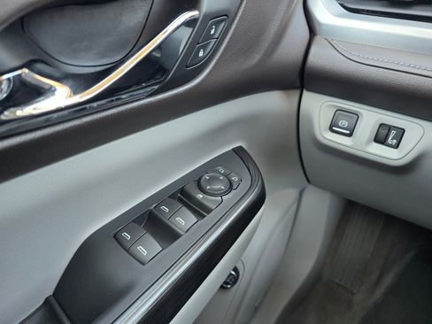 Used 2017 GMC Acadia SLT image 24