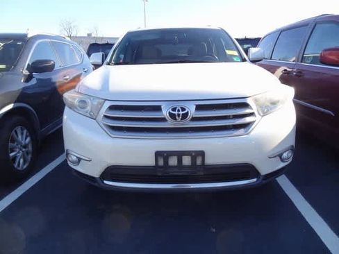 Used 2013 Toyota Highlander SE image 2