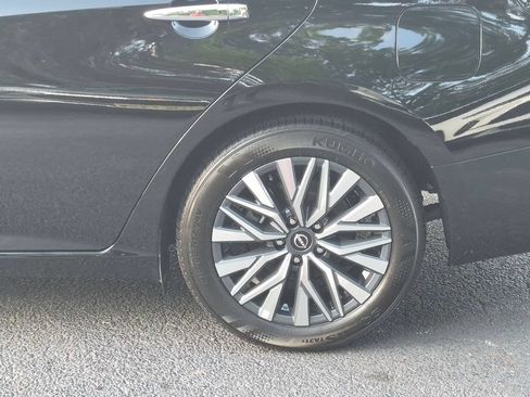 Used 2025 Nissan Altima 2.5 SV FWD image 11