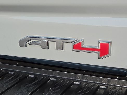 Used 2025 GMC Sierra 2500 AT4 w/ AT4 Premium Plus Package AWD/4WD image 9