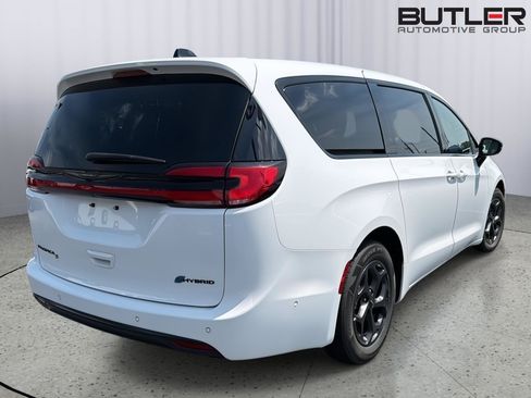 Used 2024 Chrysler Pacifica Limited FWD image 8
