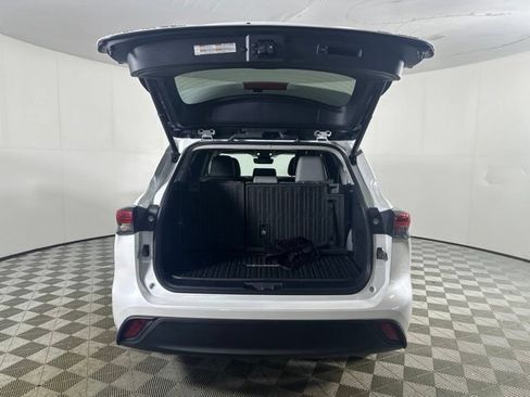 Used 2023 Toyota Highlander XLE AWD/4WD image 9