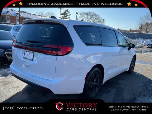 Used 2024 Chrysler Pacifica Select image 4