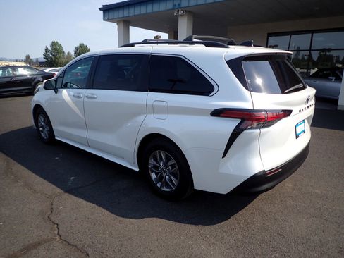 Used 2022 Toyota Sienna XLE image 3