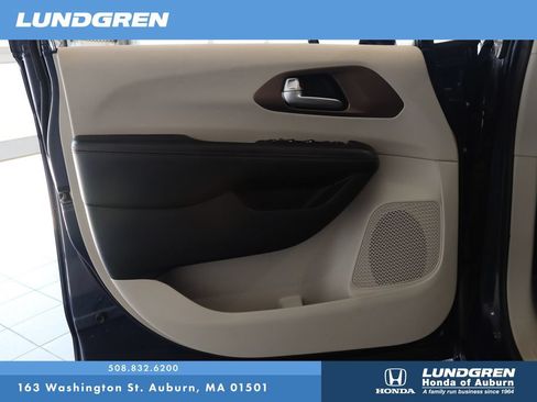 Used 2018 Chrysler Pacifica Touring-L FWD image 9