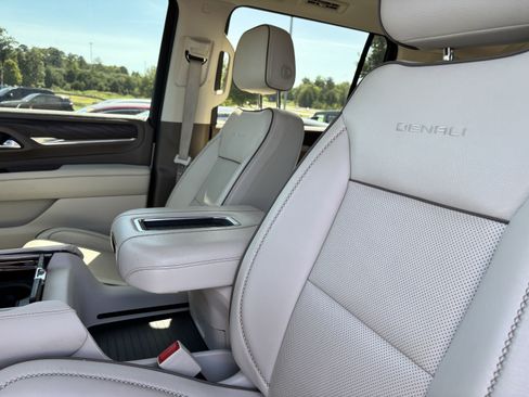 Used 2023 GMC Yukon XL Denali AWD/4WD image 17